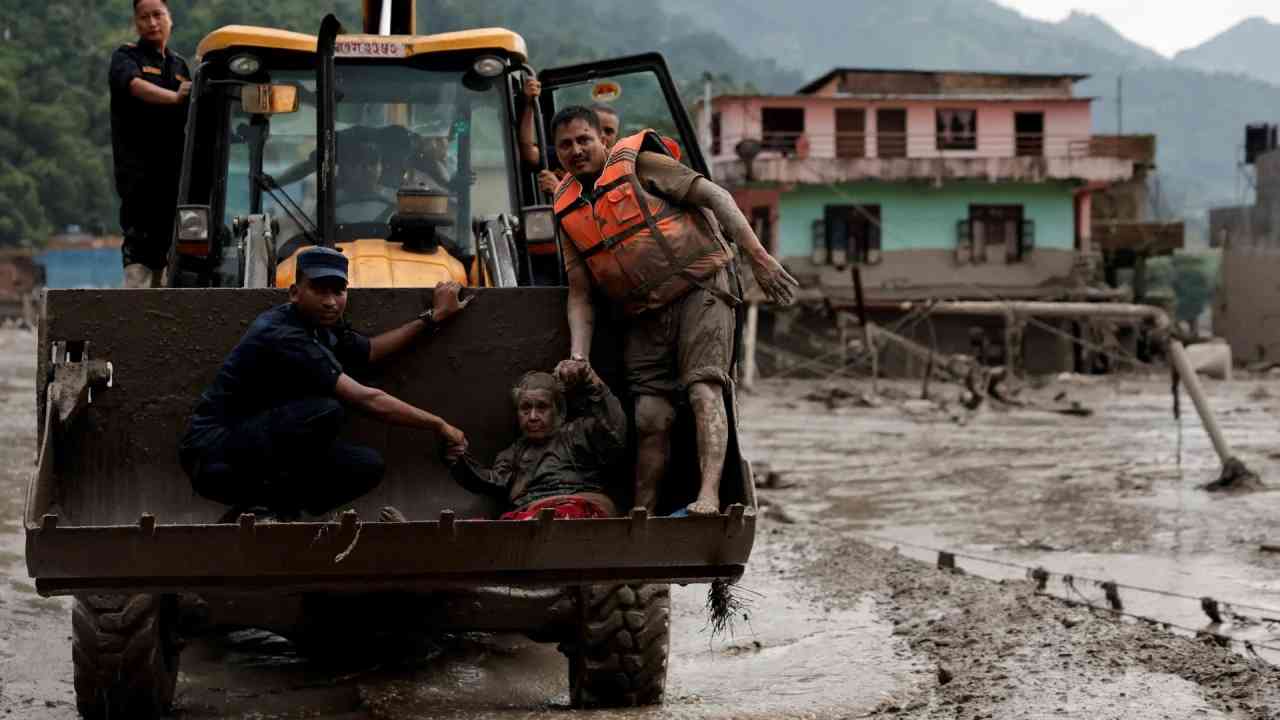 Plus de 1 300 disparus, le bilan des inondations à la frontière Népal-Chine passe à 168