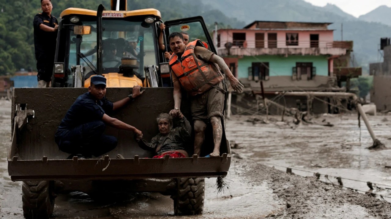Plus de 1 300 disparus, le bilan des inondations à la frontière Népal-Chine passe à 168