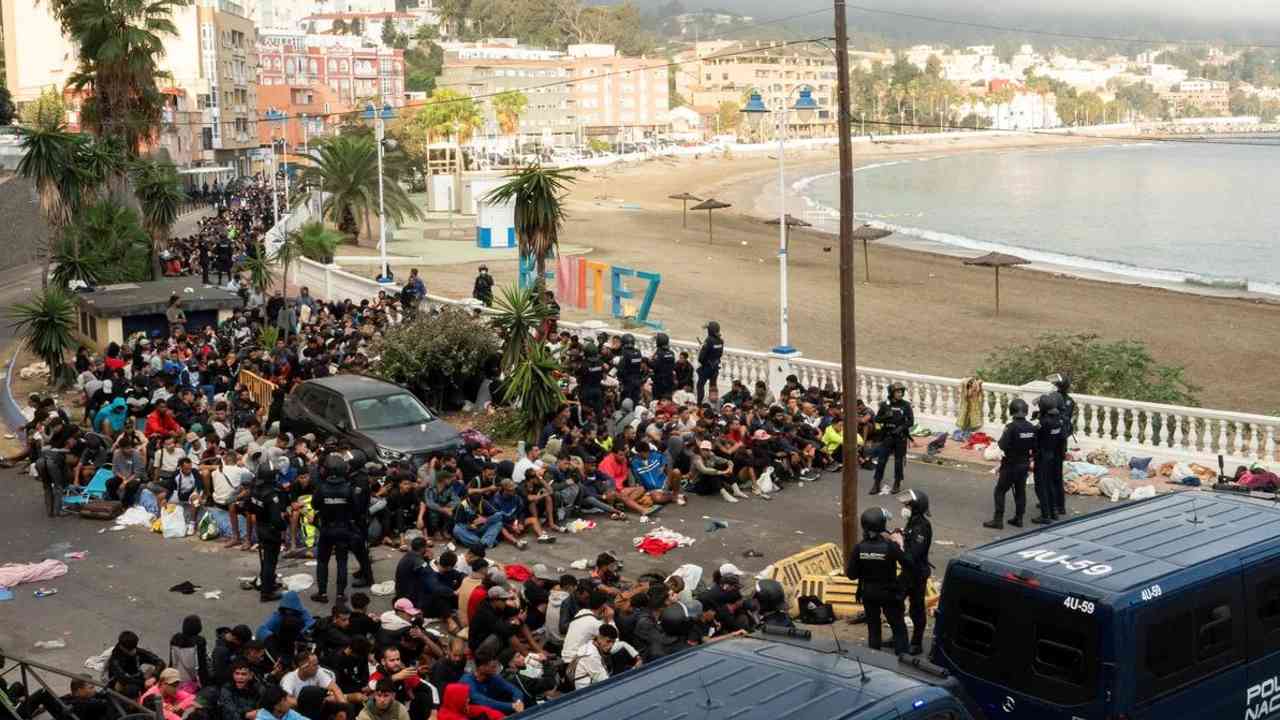 La crise de Ceuta revient, des milliers de migrants sont de retour sur les plages
