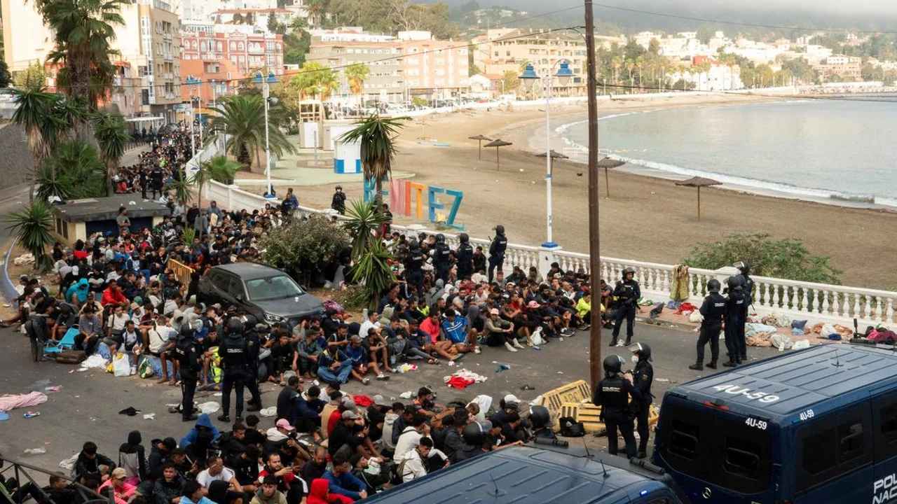 La crise de Ceuta revient, des milliers de migrants sont de retour sur les plages