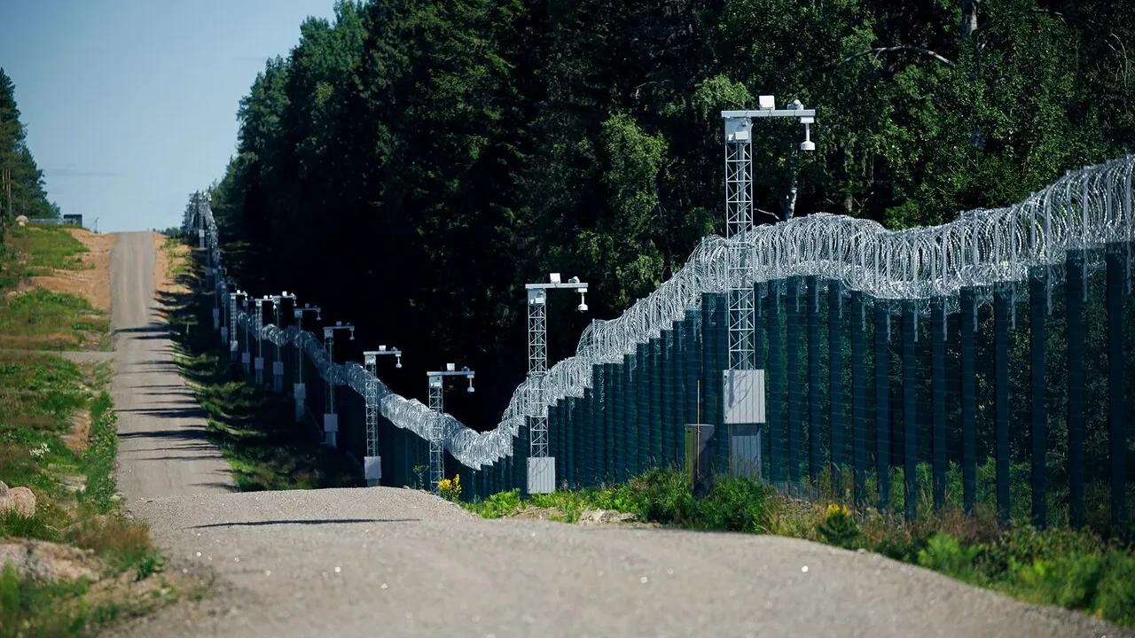 La Finlande construit une clôture de 200 km à la frontière russe : crainte d'une attaque