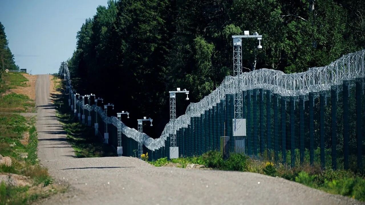 La Finlande construit une clôture de 200 km à la frontière russe : crainte d'une attaque