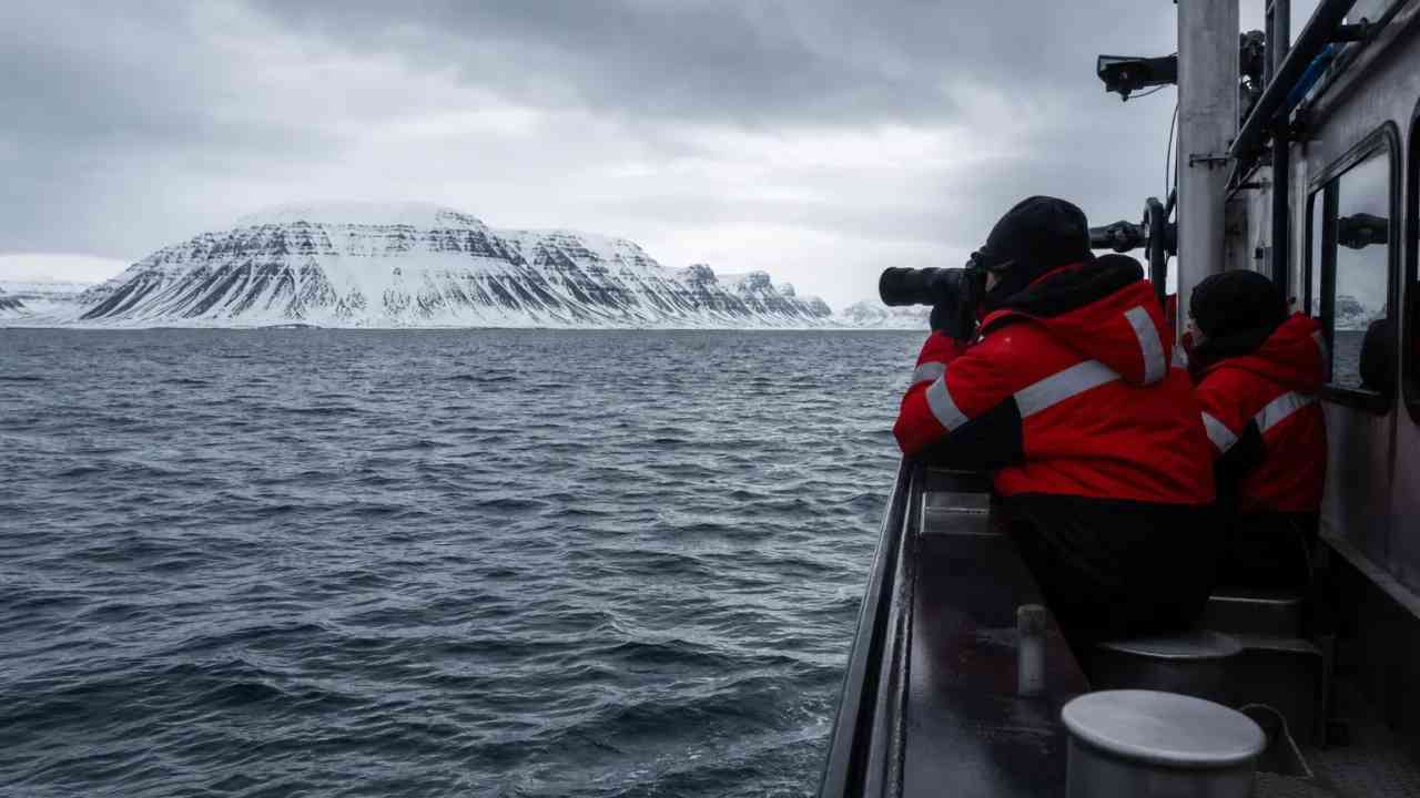 L'OTAN intercepte un sous-marin russe près du Svalbard, soupçons de sabotage de câbles sous-marins