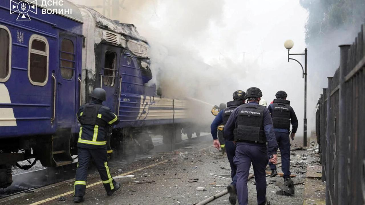 Russie frappe un train ukrainien près de la Pologne; évacuation du wagon avec Boris Johanson
