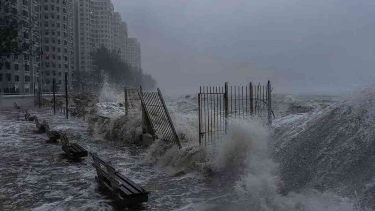Un puissant typhon approche de la Chine, ponts fermés et cours suspendus