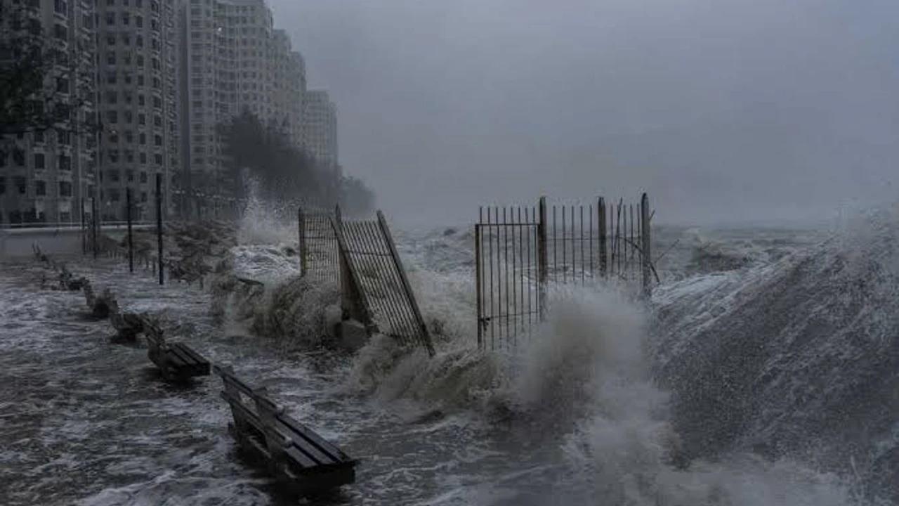 Un puissant typhon approche de la Chine, ponts fermés et cours suspendus