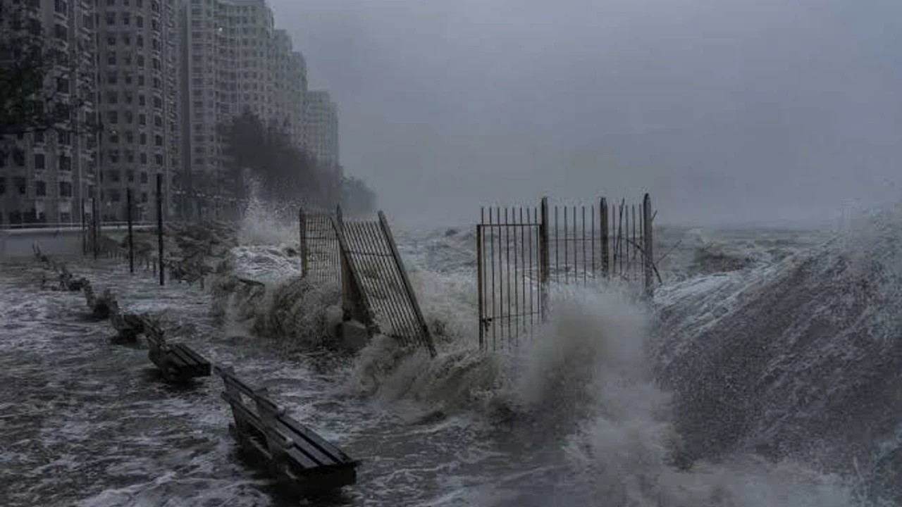 Un puissant typhon approche de la Chine, ponts fermés et cours suspendus
