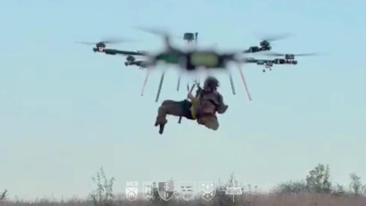 500 jours bloqué en territoire ennemi / Le soldat blessé évacué par un drone
