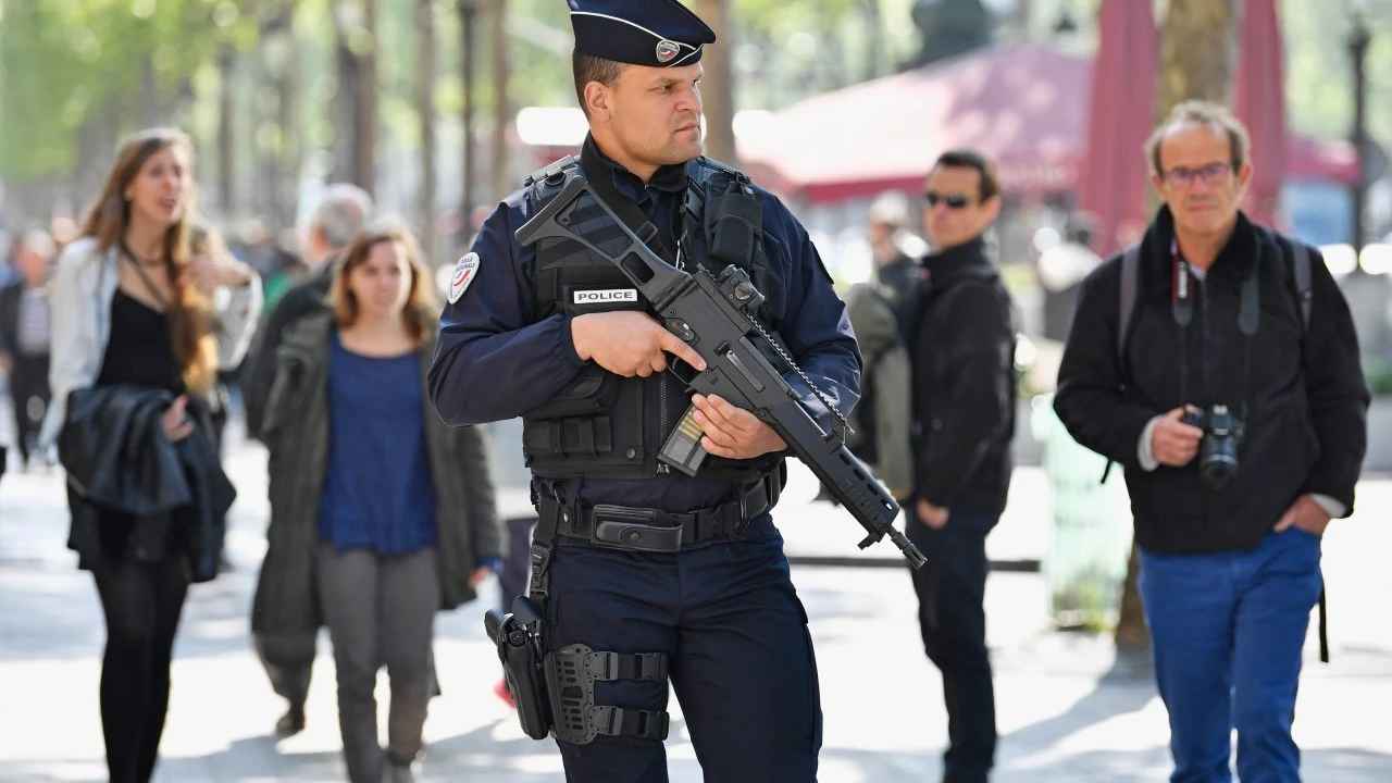 La France rétablit le couvre-feu: sortie nocturne des mineurs interdite