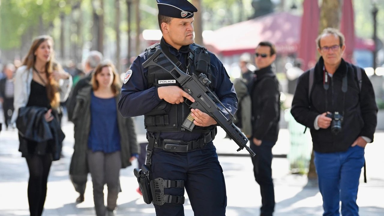 La France rétablit le couvre-feu: sortie nocturne des mineurs interdite