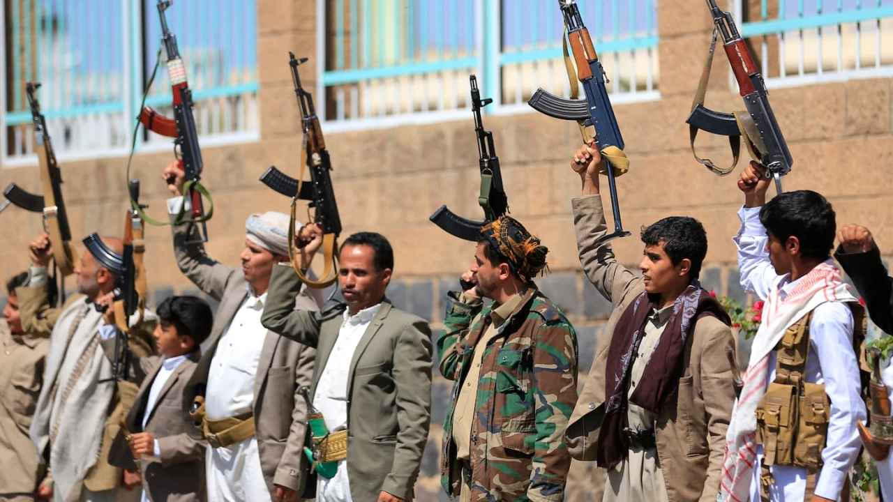 Trump pourrait entrer en guerre contre les Houthis / Un Américain parmi les 12 tués à l'aéroport
