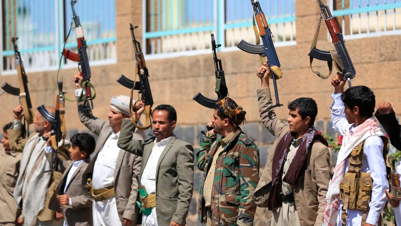 Trump pourrait entrer en guerre contre les Houthis / Un Américain parmi les 12 tués à l'aéroport