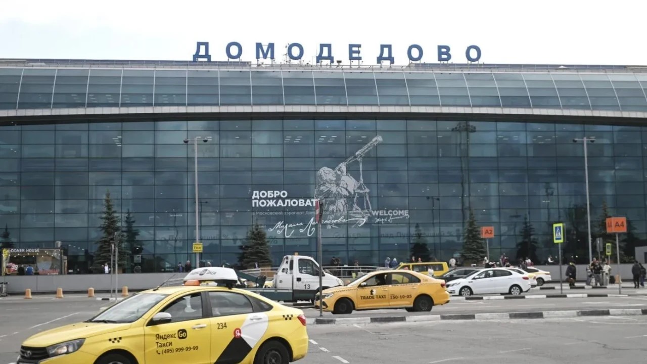 Zelensky ferme le ciel à Poutine; chaos aux aéroports russes, retards de plusieurs jours