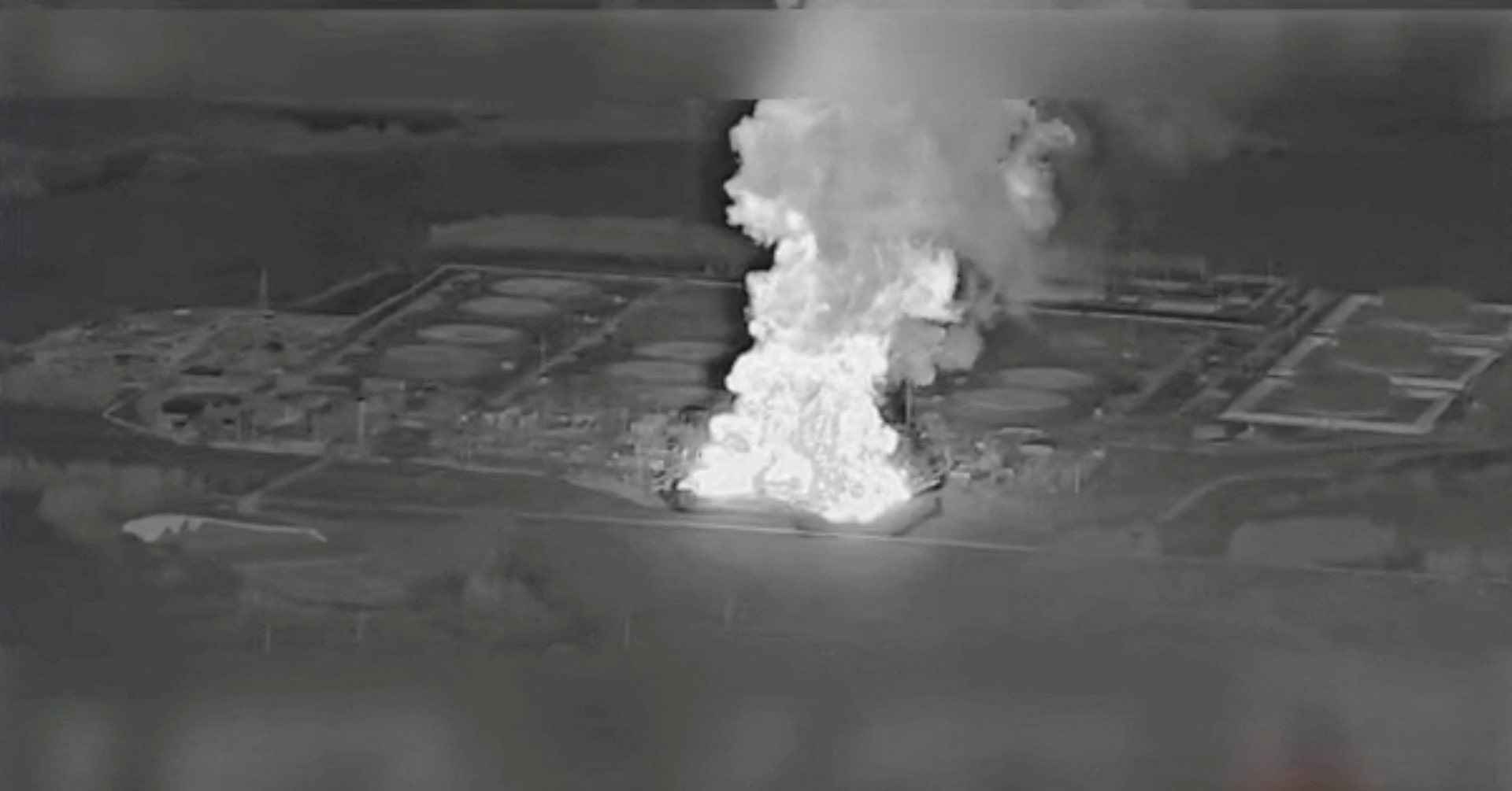 La Russie vise des installations militaires ukrainiennes, l'Ukraine frappe une raffinerie russe