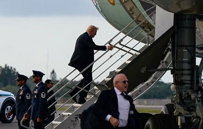 Trump forcé de monter à bord d'Air Force One par de petites marches après une alerte suspecte