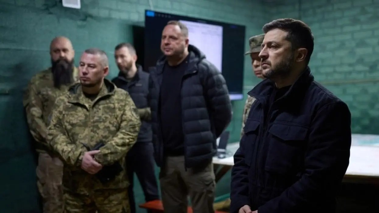 Zelensky visite les troupes en première ligne, dont les combattants d'Azov