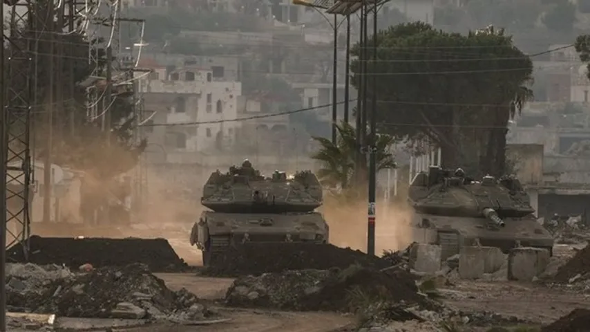 Israël attaque la Syrie, des troupes terrestres entrent dans des villages