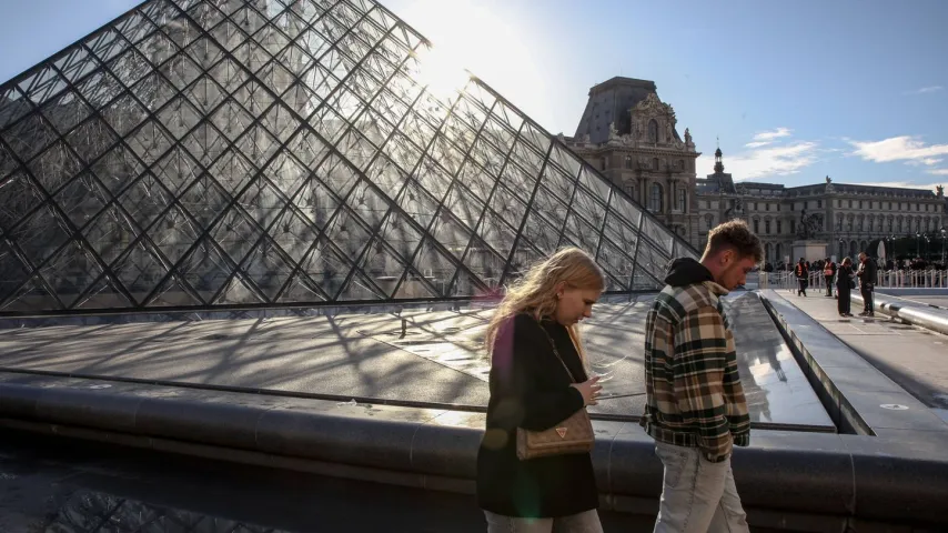 La directrice du Louvre annonce l'installation d'un poste de police "mobile"