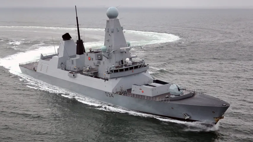 Navire espion russe alerte les chefs de la défense britanniques : vise au laser des pilotes royaux