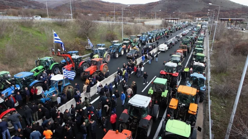 Agriculteurs grecs bloquent le pays avec des tracteurs, les protestations s'intensifient
