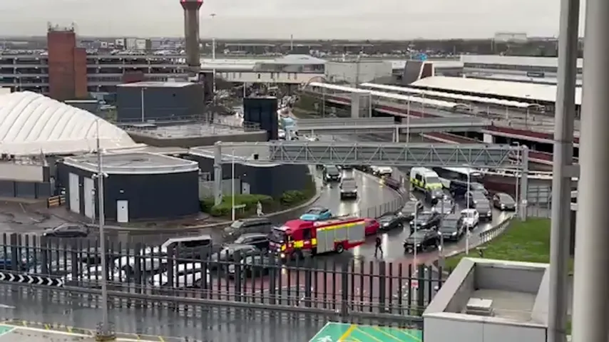 Chaos à l'aéroport de Londres / «Banda» attaque des gens au spray brûlant et s'enfuit