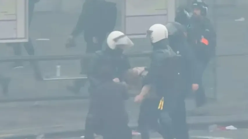 Chaos total à Bruxelles: agriculteurs lancent des fumigènes sur la police et bloquent les routes