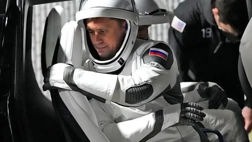 Cosmonaute russe exclu pour espionnage — pris en photo du matériel sensible de SpaceX