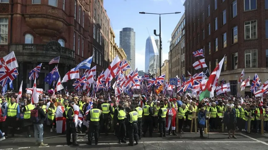 Des manifestants ont endommagé la Couronne d'État à Londres