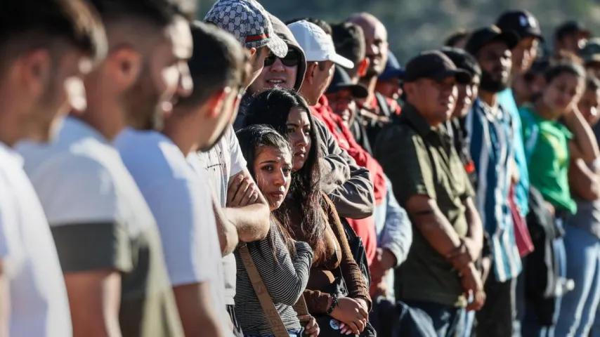 Le "Balai" de Donald Trump : plus de 2 millions d'immigrés expulsés des USA