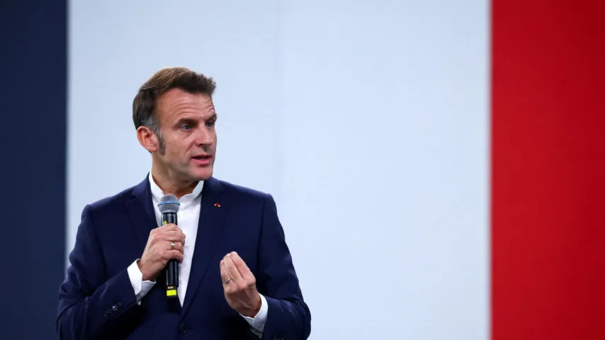 Macron menace la Chine de tarifs commerciaux