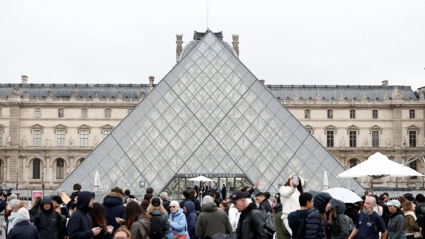 «Malédiction» du Louvre: après le braquage, des centaines de livres précieux abîmés