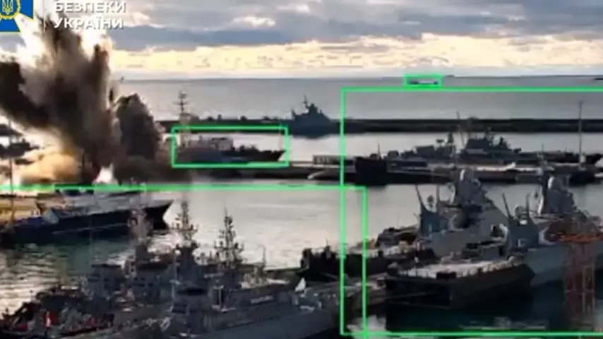 Renseignement ukrainien frappe un sous-marin russe; images de l'explosion diffusées