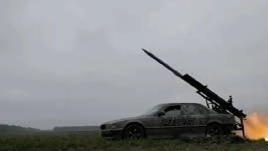 Soldats ukrainiens montent un lance-roquettes sur une BMW Série 7 et tirent sur des positions russes