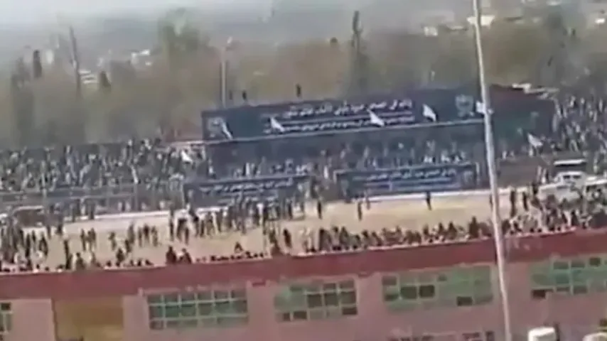 Talibans exécutent publiquement dans un stade afghan; un condamné pour meurtre tué par un proche