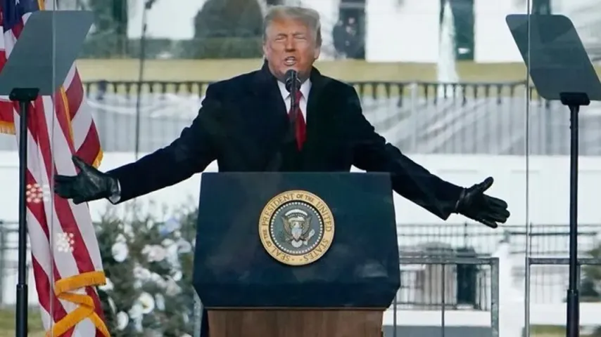 Trump attaque la BBC pour modification du discours du 6 janv. 2021, réclame 5 milliards $