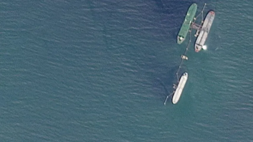 Ukraine frappe au drone des plateformes russes en mer Caspienne; deux raffineries à l'arrêt