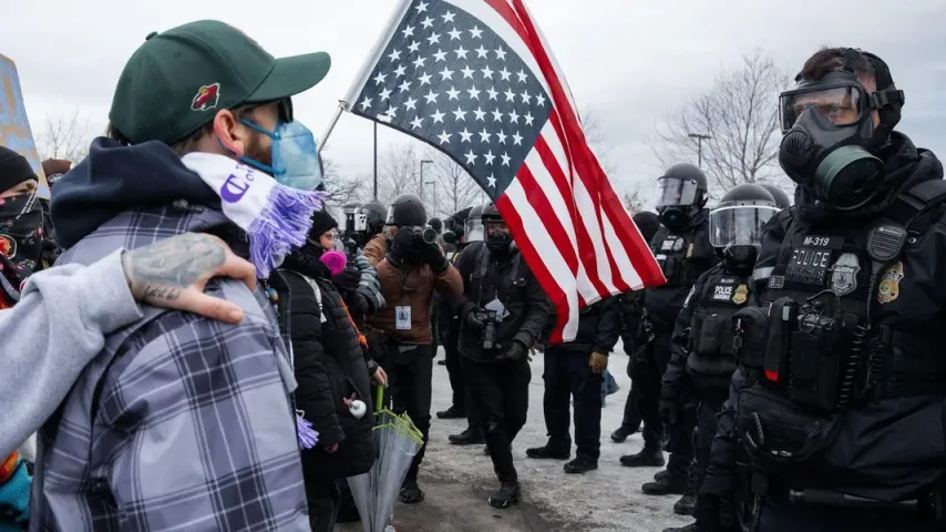 Les protestations contre l'ICE aux USA intensifient les tensions, armée en alerte