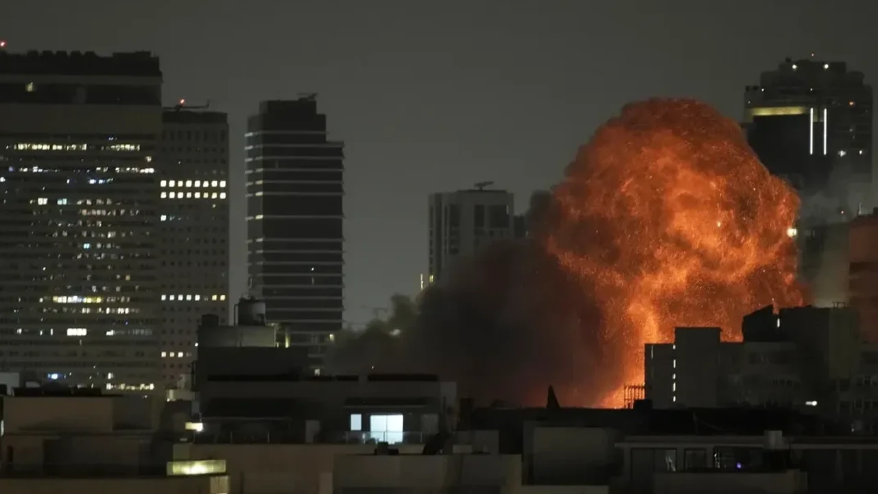 Puissantes explosions secouent l'Iran