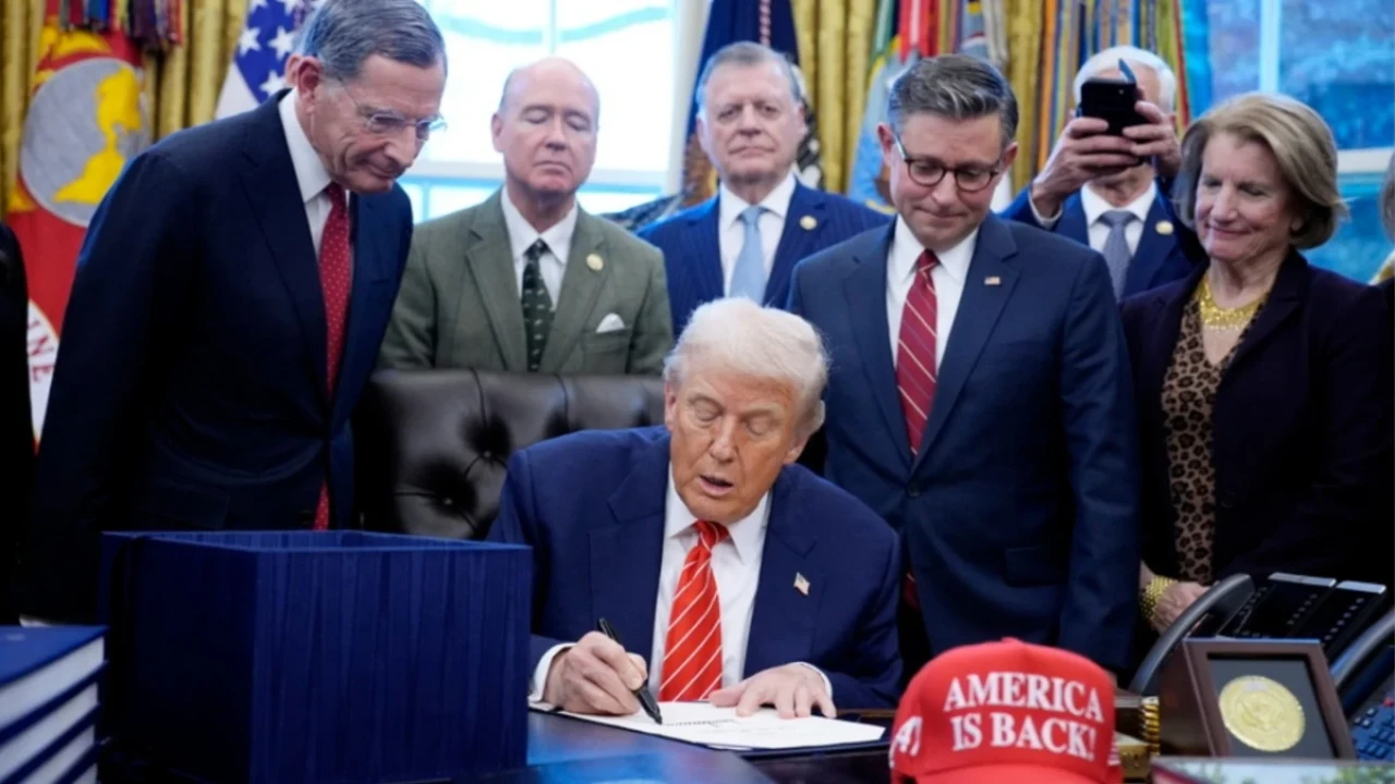 Trump menace de tarifs de 25% à ceux qui commercent avec l'Iran, malgré les pourparlers