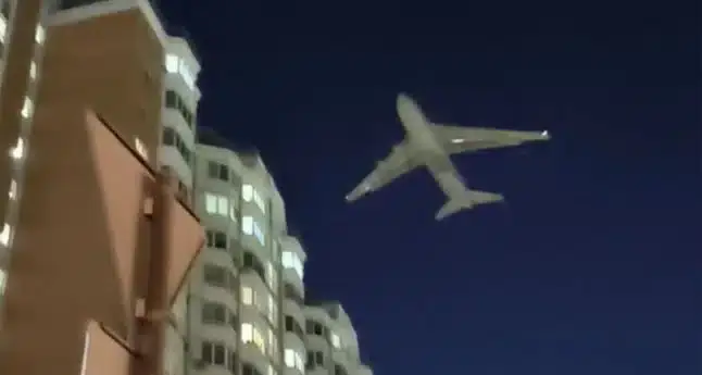 L’un des plus gros avions au monde a volé bas au-dessus de Moscou pour fuir des drones ukrainiens