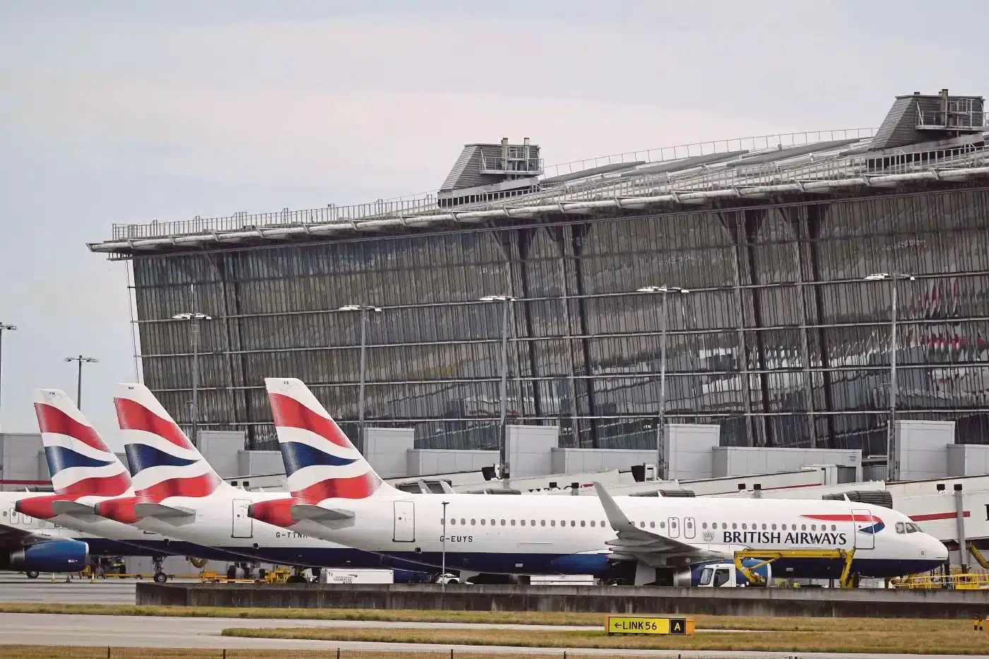 Drones et hackers alarment l'Europe / Ils testent les défenses de la sécurité aérienne