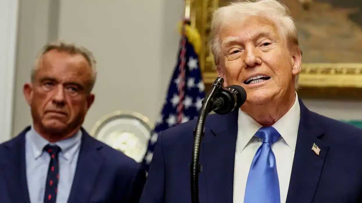 Trump lie le paracétamol à une “crise terrible” et à une “hausse météorique” de l'autisme