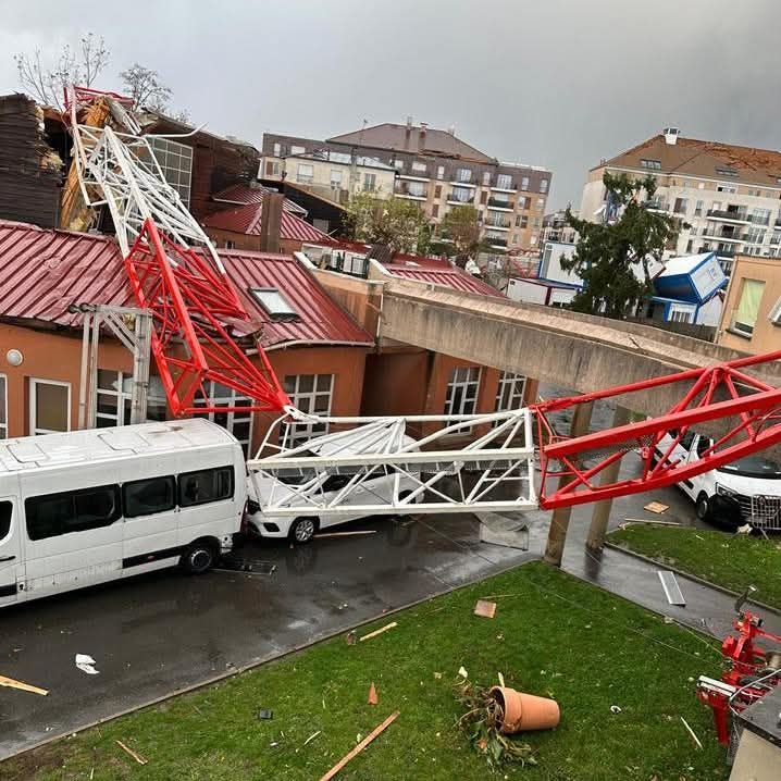 Tornade au nord-est de Paris : 1 mort, 4 blessés graves, grues renversées, toits arrachés.