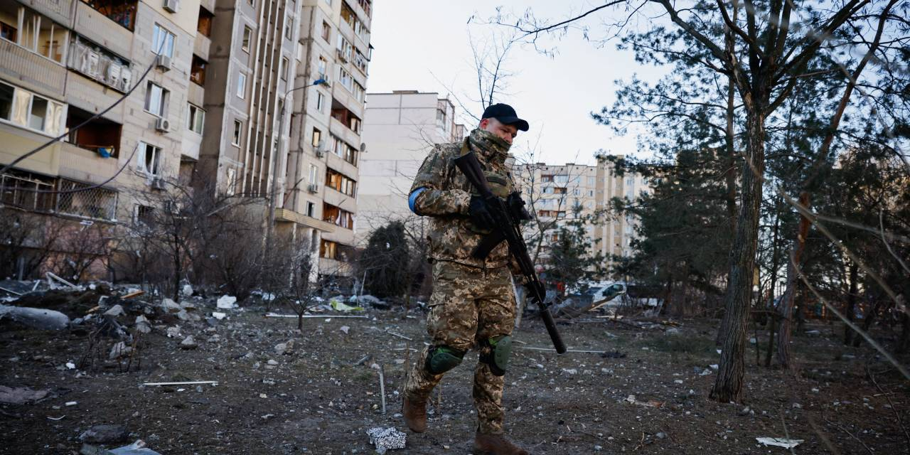 L’Ukraine «met la Russie à genoux» / Zelensky: Pertes lourdes sur le front à Donetsk