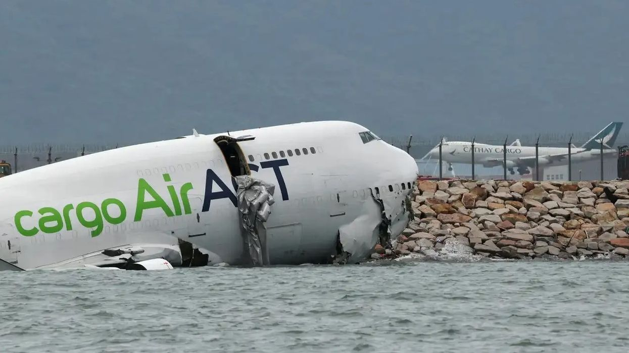 Deux morts après qu'un avion à Hong Kong a glissé, heurté une voiture et fini en mer.