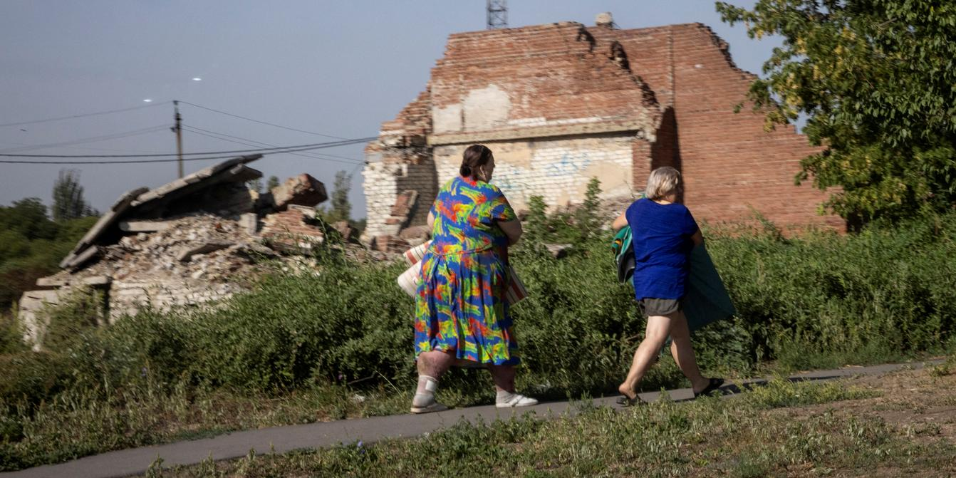Les troupes russes entrent dans une ville de l'est ukrainien, exécutent des civils.