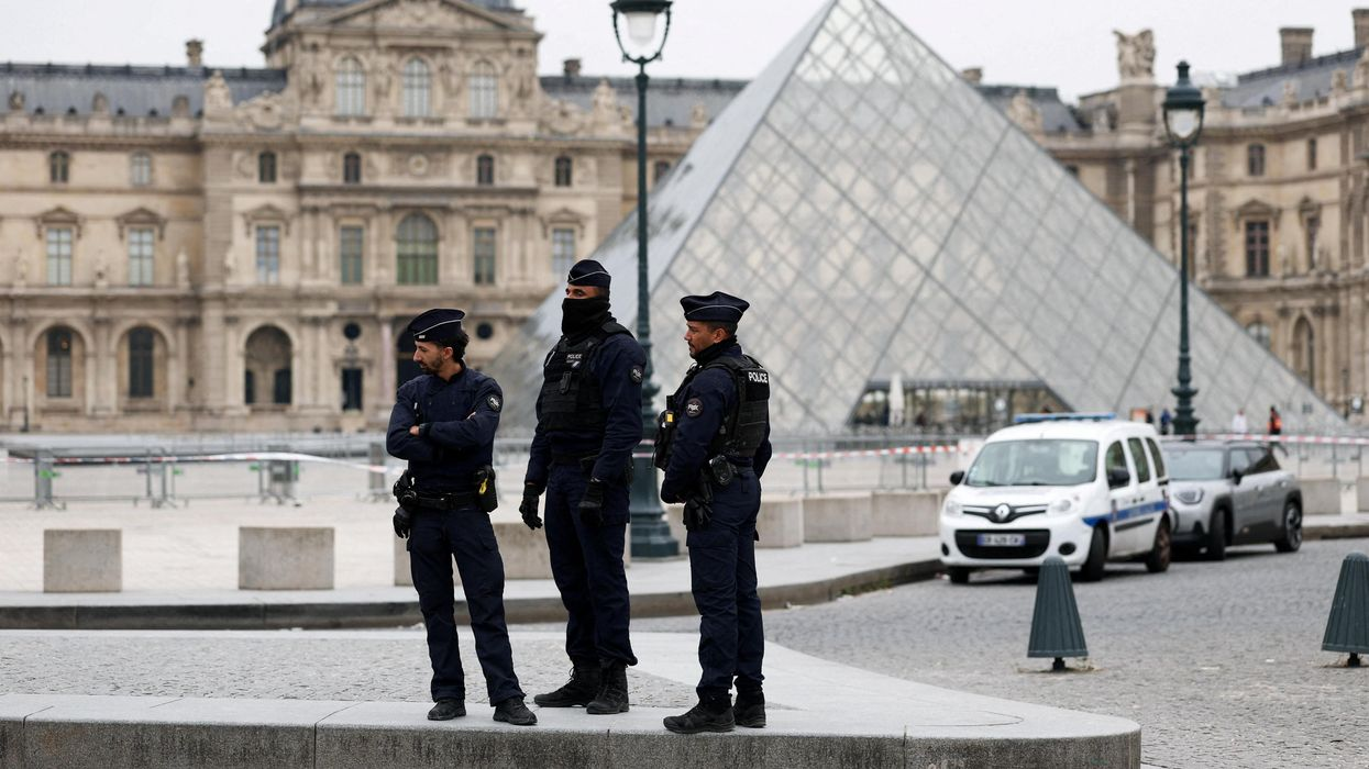 Deux arrêtés pour vol de bijoux au Louvre à Paris