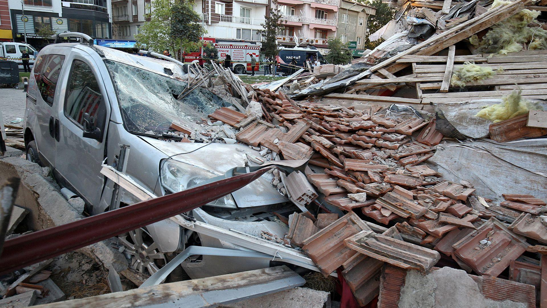 Bâtiments effondrés, gens dans la rue / Nouveau séisme de magnitude 6,1 en Turquie