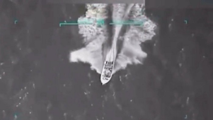 L'armée américaine combat en mer, attaque quatre navires, au moins 14 morts