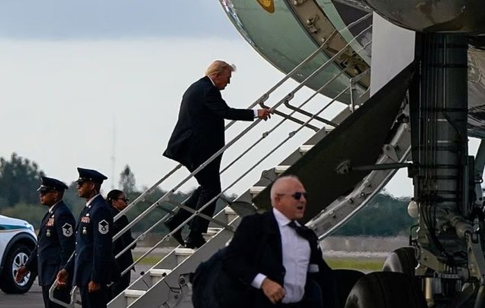 Trump forcé de monter à bord d'Air Force One par de petites marches après une alerte suspecte